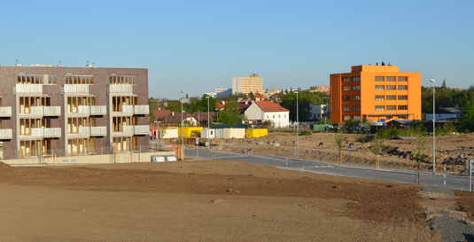 Новые дома (слева) на улице Ольги Гавловой
