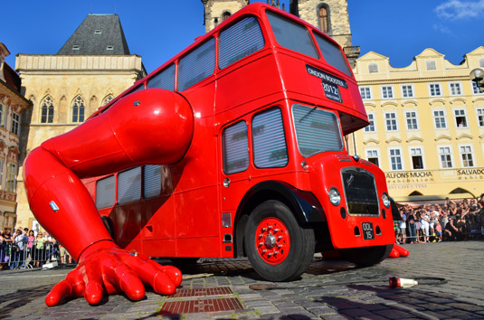 Олимпийский отжимающийся автобус приехал в Прагу