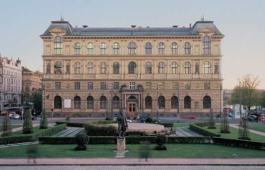 Академия искусств, архитектуры и дизайна в Праге